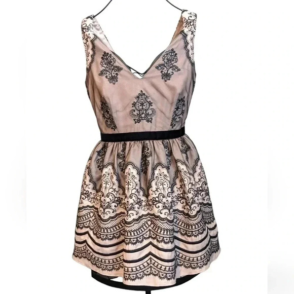 Bebe Black and Gray Patterned Mini Dress - Picture 2 of 7